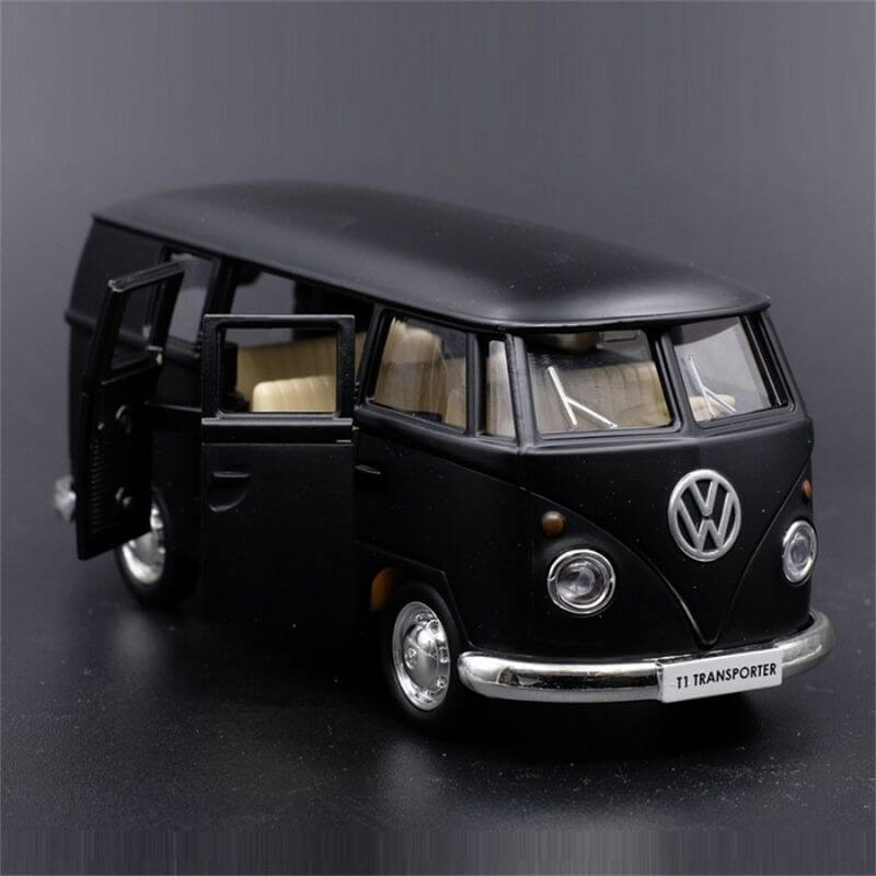 Carro Kombi Volkswagen da cor preto com as portas laterais abertas